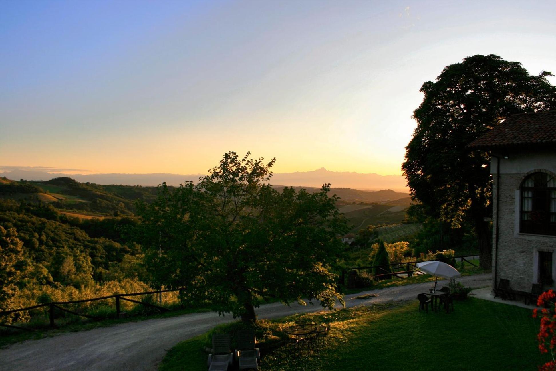 Casa Branzele Bed & Breakfast Trezzo Tinella Dış mekan fotoğraf