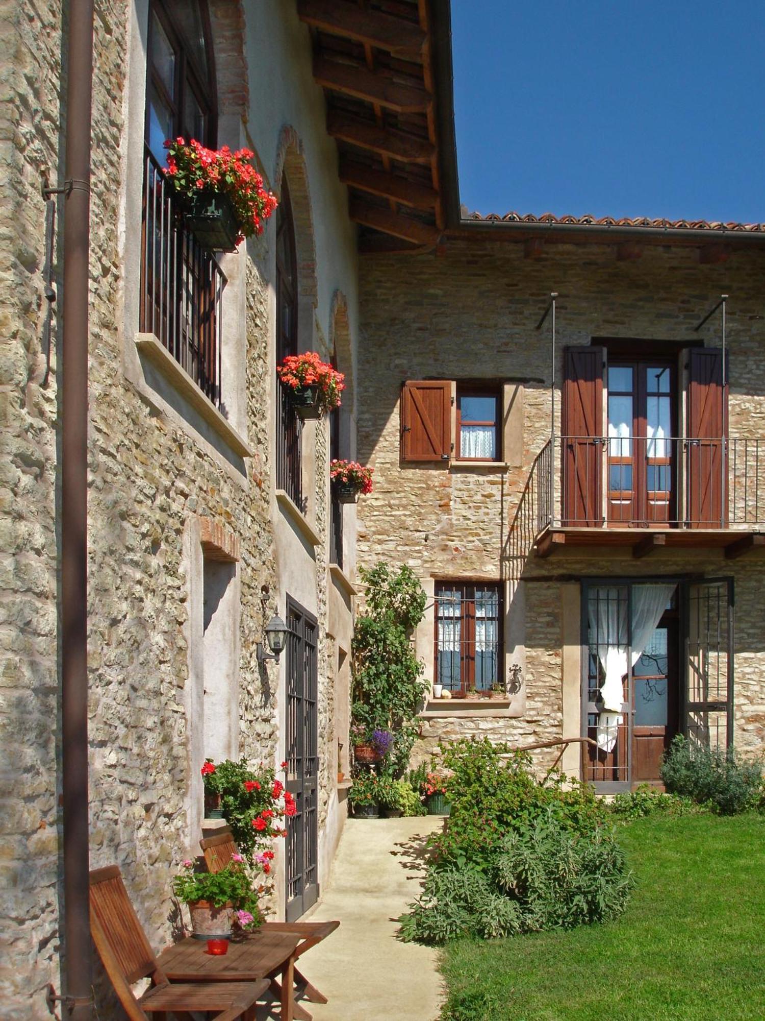 Casa Branzele Bed & Breakfast Trezzo Tinella Dış mekan fotoğraf